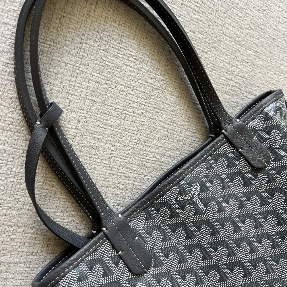 GOYARD 
Goyardine Reversible Mini Anjou Grey 2024 - Picture 12 of 16